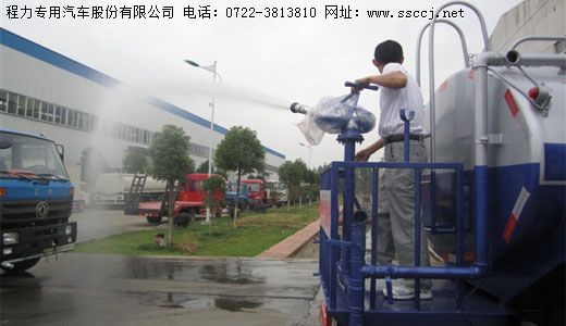 洒水车作业图