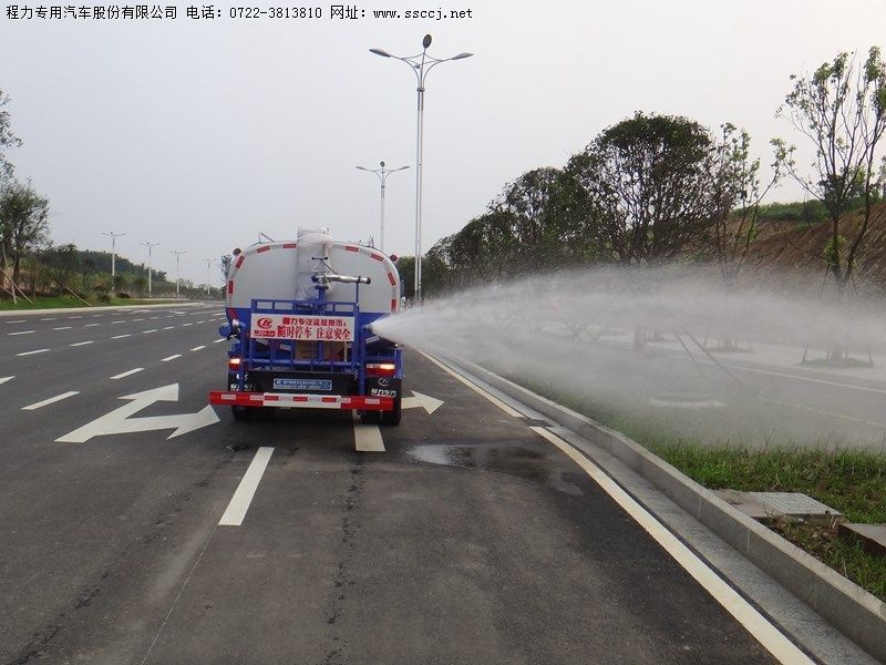 洒水车侧喷效果图