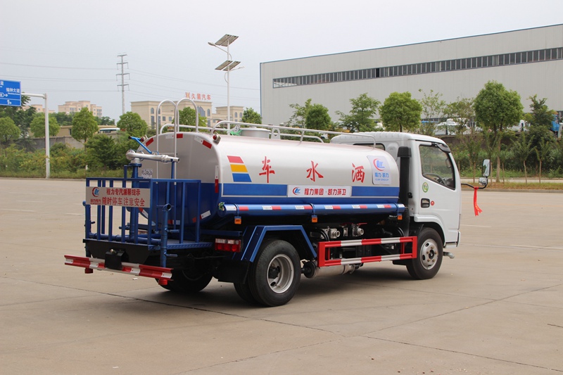 5555国产在线观看精品 东风小多利卡洒水车