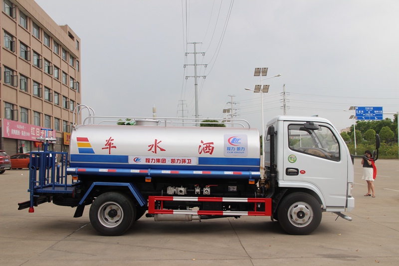 5555国产在线观看精品 东风小多利卡洒水车