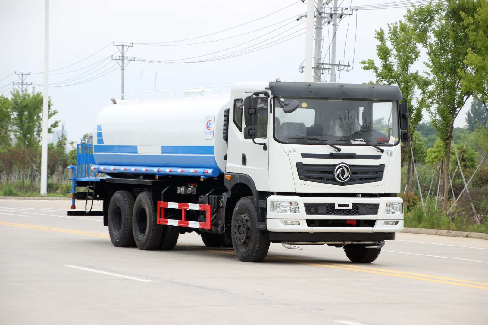 东风T5后双桥洒水车