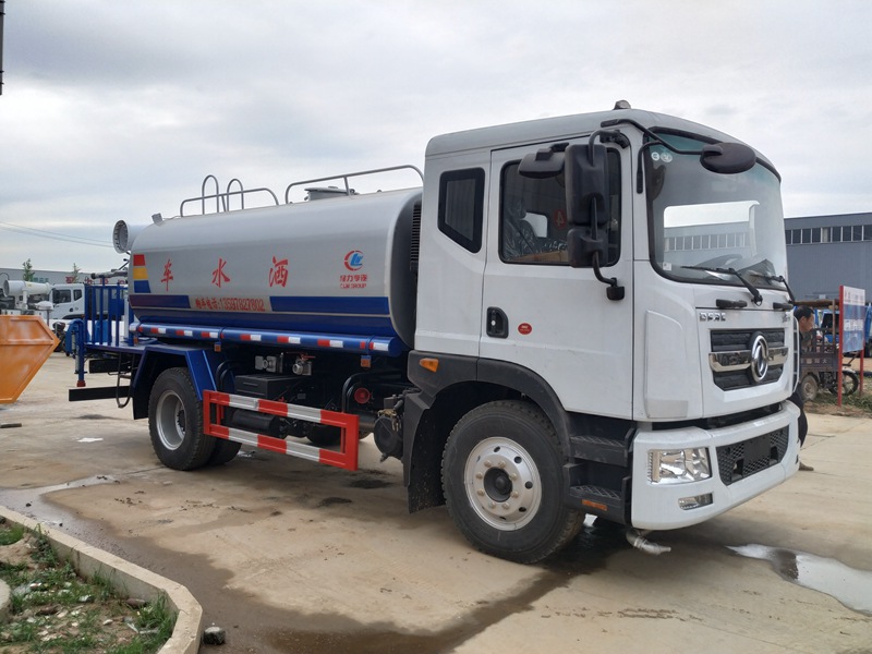 东风D9洒水车/
